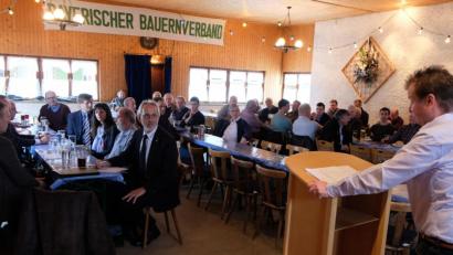 Bild: le
Markus Schieder bedauert den etwas dürftigen Besuch beim Bauernaschermittwoch in Diepoldtsreuth.