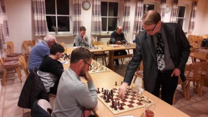 Bild: knh
Patrick Winter (rechts) trat gleichzeitig gegen elf Schachspieler an.