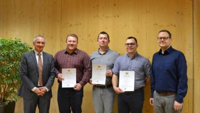 Bild: exb
Behördenleiter Thomas Gollwitzer (links) und Personalratsvorsitzender Christian Keller (rechts) gratulierten den Absolventen: Robert Reil, Ingo Rinaldi und Benedikt Hacker (von links). Auf dem Bild fehlt Julian Franz.