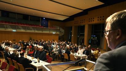 Bild: Petra Hartl
Oberbürgermeister Michael Cerny (am Rednerpult) leitete den Politischen Aschermittwoch der Amberger CSU ein. Hauptredner war dann Heimatminister Albert Füracker.