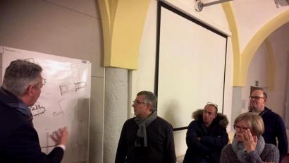 Bild: Daniel Müller/exb
Baureferent Markus Kühne (links) erläutert dem CSU-Fraktionsvorsitzenden Dieter Mußemann (Zweiter von links) und den Stadträten der CSU-Fraktion die fünf ersten Entwürfe aus dem Architektenwettbewerb.