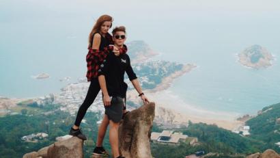 Bild: Laura Scharnagl/privat/exb
Wenn die gebürtige Konnersreutherin nicht gerade modelt oder Hausarbeiten schreibt, genießt sie mit ihrem Freund Yura Suvorov beim Wandern die Natur rund um die Millionenstadt Hongkong.