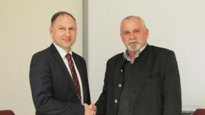 Bild: sei
Ludwig Biller (rechts) gratuliert Richard Kammerer (links) zur Wahl als Vorsitzender des Wasserzweckverbands Mantel-Weiherhammer, was derzeit wegen verschiedener Probleme kein leichtes Amt ist. "Wer mich kennt weiß, dsas ich mich vor Herausforderungen nicht fürchte", so Richard Kammerer zuversichtlich.