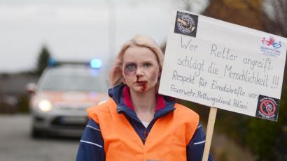 Bild: Gabi Schönberger
Ernste Miene zu einem ernsten Thema: Sylvia Eibl aus Pressath macht sich stark gegen Übergriffe auf Einsatzkräfte.