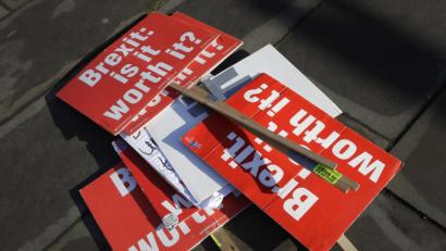 Bild: Kirsty Wigglesworth/AP/dpa
Anti-Brexit-Plakate liegen in der Nähe des Parlaments auf dem Boden.