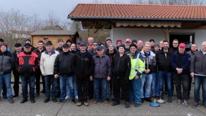 Bild: le
40 Eisstockkegler gehen am Rosenmontag auf der Asphaltbahn des TV Floß in der Neustädter Straße an den Start.