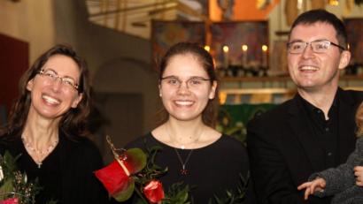 Bild: Hirsch
Stefanie Jehl, Julia Wagner und Ludwig Schmitt (von links) gaben ein Benefizkonzert zugunsten der Orgelsanierung in der Kreuzbergkirche.