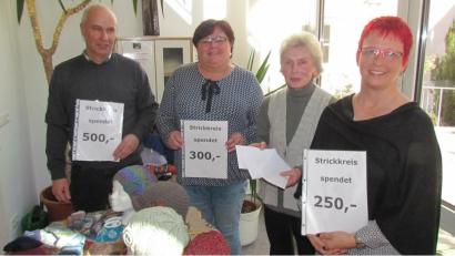 Bild: is
Die Spenden des Strickkreises sind gut angelegt, Bernhard Forster, Helga Dippel und Barbara Krauthahn freuen sich über die unerwarteten Zuwendungen. Waltraud Steinbrückner überreichte das Geld im Namen ihrer „Strickfrauen“.