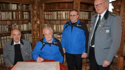 Bild: jr
Im Bibliothekssaal des Klosters unterzeichnet worden ist die Partnerschafts-Deklaration. Von links Bernhard Prüfer, Petr Tarant, Jan Setka und Waldsassens Schützenmeister Alfred Koch. Die Urkunden werden künftig die Vereinsheime beider Vereine zieren.