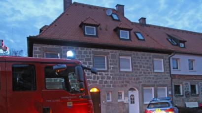 Bild: nm
Im Obergeschoß eines Wohnhauses in Hardtheim qualmte es am Mittwochabend aus einem Ofen. Eine Person erlitt eine Rauchvergiftung.
