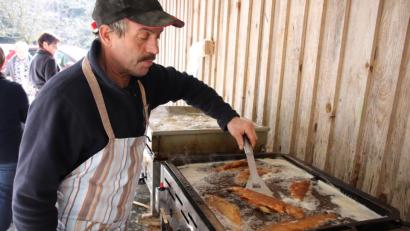 Bild: Thomas Dobler
Kaum Pausen konnte sich Thomas Humbs gönnen, da um die Mittagszeit die Nachfrage nach den Fischen aus seiner Friteuse enorm war.