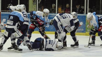 Bild: gb
Am Wochenende geht die Meisterrunde der Oberliga Süd zu Ende. Die Blue Devils wollen in den Spielen beim ERC Sonthofen und zu Hause gegen den EV Lindau (Szene vom 5:1-Heimsieg der Weidener am 23. November 2018) Selbstvertrauen für die Play-offs tanken.