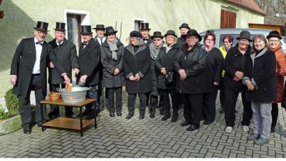 Bild: Dobmeier
Eine illustre Trauergemeinde pflegte die Tradition des Geldbeutelwaschens an der Höslbräu-Schänke in Rothenstadt am Aschermittwoch. Günther Mayer (links) hielt die Trauerrede.