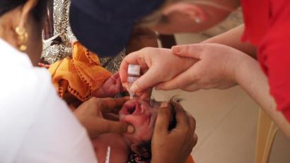 Bild: exb
Elke Reinhart (rechts) verabreicht in Indien einem Kind die Schluckimpfung gegen Polio.