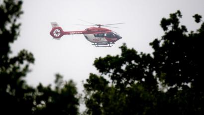 Bild: Julian Stratenschulte
Ein Rettungshubschrauber fliegt durch die Luft. Foto: