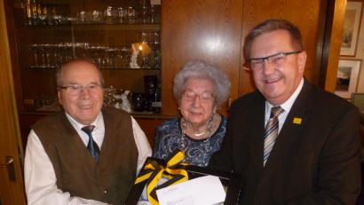 Bild: usc
Ein Geschenk des Oberbürgermeisters überreicht Bürgermeister Martin Preuß an Günter und Elisabeth Marquardt.