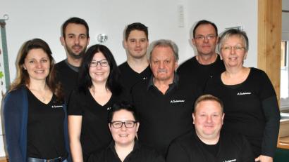 Bild: Hirsch
Die "Schönauer" gründeten einen Dorfverein mit der Vorsitzenden Silvia Weinfurtner (vorne links) und ihrem Stellvertreter Gottfried Tischler (vorne rechts) an der Spitze.