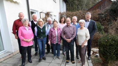 Bild: bjp
Im Kreise vieler Verwandter und Freunde feierte Kaspar Nettesheim (Vierter von rechts) seinen 80. Geburtstag. Für die Gemeinde Trabitz gratulierte zweiter Bürgermeister Franz Groß (rechts), für die Pfarreiengemeinschaft Pressath Pfarrer Edmund Prechtl (nicht auf dem Bild).