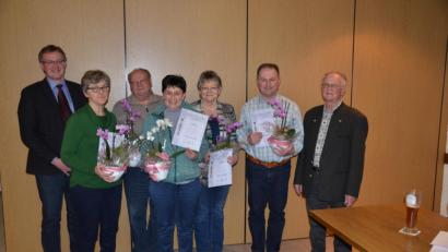 Bild: ga
OGV-Vorsitzender Adolf Kristel (rechts) und zweiter Bürgermeister Franz Grabinger (links) zeichneten die Vereinsjubilare Angela Herrmann, Rudolf Pflamminger, Edith Kristel, Maria Herrmann und Reiner Kristel (von links nach rechts) aus.