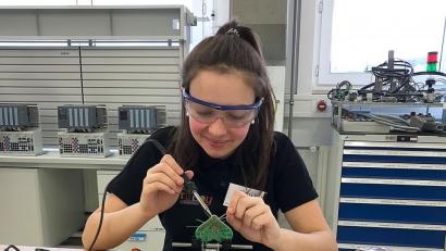 Bild: Peter Ringeisen/exb
Sehr geschickt im Umgang mit dem Lötkolben: Eine der Teilnehmerinnen bestückt in der Werkstatt ein Herz mit LEDs.