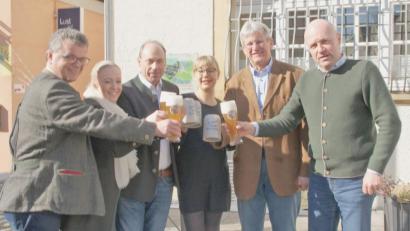 Bild: agr
Bürgermeister Martin Birner, Touristikerin Ulrike Meixner, Verkaufsleiter Markus Lernbecher, Vertriebsmitarbeiterin Anna Mehringer, der neue Festwirt Jürgen Schützenmeier und Brauer Marcus Jacob (von links).