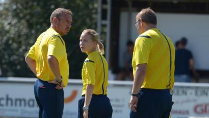 Bild: ref
Drei leiten ein Fußballspiel. Das muss nicht immer so bleiben. Denn falls in der Gruppe Amberg der Nachwuchs ausbleibt, können Spiele nicht mehr besetzt werden.