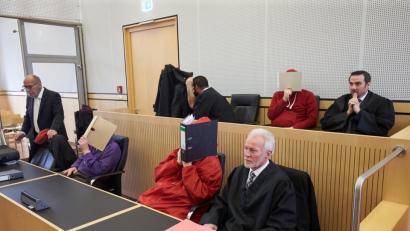 Bild: Thomas Frey
Im Landgericht Limburg verbergen die Angeklagten vor der Urteilsverkündung ihre Gesichter.