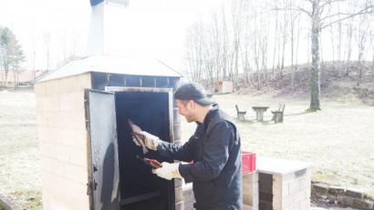 Bild: gz
Die Mitglieder des Fischereivereins bereiteten interessierten Gästen am Grill und an der Räucherkammer eine traditionelle Fastenspeise zu.