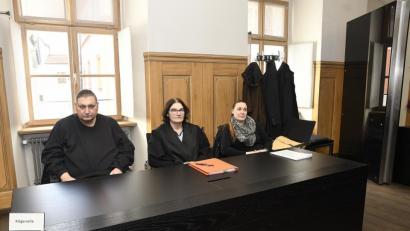 Bild: Petra Hartl
Bei der Verhandlung am 13. Februar saß Mike Fiedler noch neben seiner Rechtsanwältin Deniz Ciyiltepe-Pilarsky (Mitte) und seiner Frau Tina im Gerichtssaal. Doch auch nach seinem Tod kann der Prozess weitergehen, selbst wenn jetzt eine Aussetzung des Verfahrens beantragt ist.