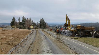 Bild: rw
Die Arbeiten zum Ausbau der B299 über den Hessenreuther Berg laufen wieder an. Hier ein Blick von der Baustelle in Richtung Erbendorf.