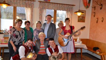 Bild: ga
Die Geschwister Baier und die Kirchberger-Nichten gratulierten zusammen mit Zweitem Bürgermeister Franz Grabinger (hintere Reihe Dritter von rechts) dem rüstigen Unterauerbacher Urgestein Berta Reichert (vorne Mitte) zum 90. Geburtstag.