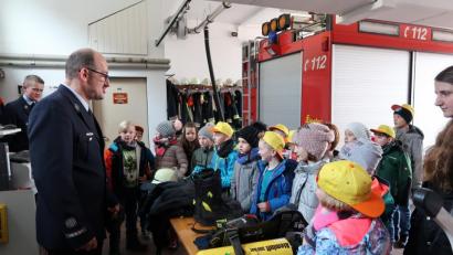 Bild: exb
Georg Lukas erklärt der Klasse 3b die Ausrüstung eines Feuerwehrmannes.