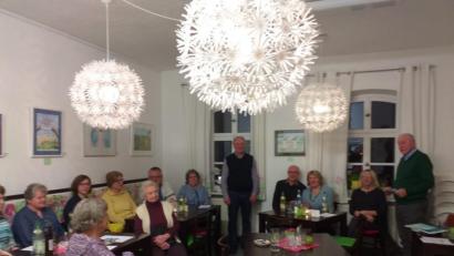 Bild: jzk
„Die Beschwerden werden abends und nachts schlimmer, nehmen in Ruhe zu und können durch Bewegung gebessert werden“ berichteten Herbert Konrad und Peter Ilchmann (hinten stehend von links) von der RLS Selbsthilfegruppe Weiden.