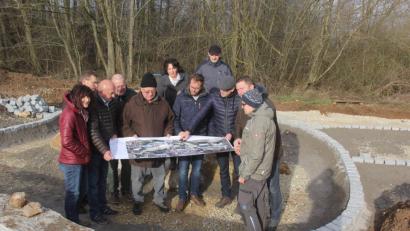 Bild: ibj
Bürgermeister Bernhard Lindner (Dritter von rechts) erläutert den CSU-Gemeinderäten anhand der Planungsunterlagen den Stand der Arbeiten auf der Gockelwiese.