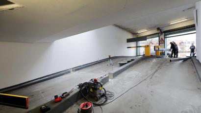 Bild: Wolfgang Steinbacher
Die Vorarbeiten laufen. Zwischen den Spuren haben die Arbeiter einen Betonklotz herausgeschnitten. Dort sollen im Laufe der nächsten Tage die Tore gesetzt werden.