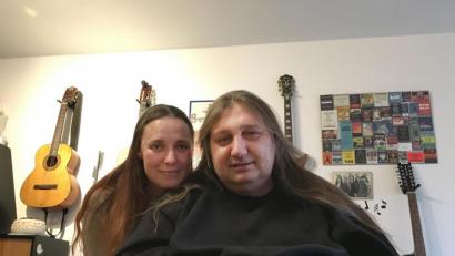 Bild: roa
Mike und Tina Fiedler im Januar. Damals hat der Musiker – bekannt von der Band Striker – der Amberger Zeitung seine Leidensgeschichte erzählt.