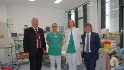 Bild: gib
Die neue zentrale Notaufnahme stellten (von links) Bezirkstagspräsident Franz Löffler, Stationsleiter Alexander Klemz, die leitende Oberärztin Dr. Dagmar Steffling und Medbo-Chef Helmut Hausner vor.