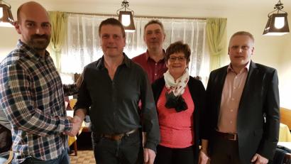 Bild: hzi
Mit Handschlag besiegeln der neue Jagdpächter Maximilian Wien und Jagdvorsteher Gerhard Weiß (von links) die Neuverpachtung des Heinersreuther Reviers. Auch stellvertretender Jagdvorsteher Werner Freiberger, Kassierein Monika Besold und Bürgermeister Jürgen Kürzinger heißen Wien willkommen.