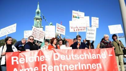 Bild: Britta Pedersen/dpa
Protest gegen weibliche Altersarmut.