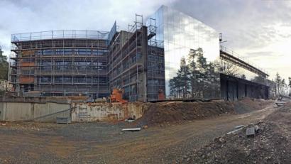 Bild: Gabi Schönberger
Aluminiumverbundplatten mit spiegelnder Oberfläche sorgen am neuen Eingangsbereich des Neustädter Gymnasiums im Felixwald für Synergie durch Reflexion. Das Projekt betreuen die Architekten Brückner und Brückner aus Tirschenreuth.