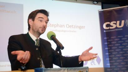Bild: Gabi Schönberger
Landtagsabgeordneter Stephan Oetzinger spricht beim Politischen Aschermittwoch der CSU im Weidener Postkeller.