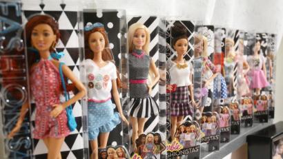 Bild: Gabi Schönberger
Über 1500 Barbies sind im Besitz von Melanie Korsche. Dabei hat ihre Sammelleidenschaft erst im Erwachsenenalter begonnen.