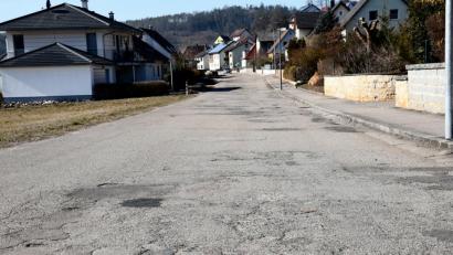 Bild: bö
Es ist schon ein rechter Fleckerlteppich! Der Ausbau der Harschhofer Straße beginnt im Mai 2019. Die Gesamtbaukosten liegen bei 2,1 Millionen Euro.