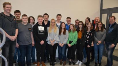 Bild: jr
Mit einem neuen Führungsteam geht die Katholische Landjugend Leonberg in die Zukunft. Beim Treffen im Pfarr- und Jugendheim mit dabei waren auch Jugendbeauftragter Martin Teubner (rechts), Bürgermeister Johann Burger (Dritter von rechts) und Kaplan Dr. Matthias Nowotny (Siebter von rechts).