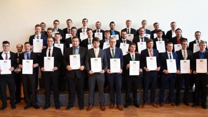 Bild: bgm
33 junge Männer aus den Landkreisen Amberg-Sulzbach, Cham, Neustadt/WN, Schwandorf und Tirschenreuth sind neue Landwirtschaftsmeister. Frauen waren beim Jahrgang 2019 – laut Gerhard Gradl ausnahmsweise – nicht dabei.