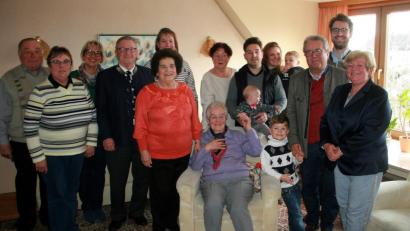 Bild: wro
Zusammen mit ihrer Familie und Freunden feierte Maria Dutz ihren 90. Geburtstag. Im Namen der Marktgemeinde Wiesau gratulierte Zweiter Bürgermeister Fritz Holm (Vierter von links).