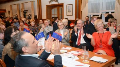 Bild: Gabi Schönberger
Gute Stimmung bei der SPD. Auch bei Ismail Ertug (vorne), bevor er als Hauptredner ran muss.