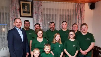 Bild: sei
Sprecher der Jugendgruppe des Zapfwellenstammtischs ist Luca Kammerer (hinten, Dritter von links). Sein Vater, Bürgermeister Richard Kammerer (links), ebenfalls Vereinsmitglied, freut sich über die Gründung der Jugendgruppe. Um die Jugend kümmern sich Petra Franke (hinten, Vierte von links) und Martin Bauer (hinten, Mitte).