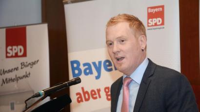 Bild: Gabi Schönberger
Beim Politischen Aschermittwoch der SPD übt Roland Richter Kritik an den Stabilisierungshilfen des Freistaats.