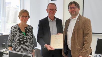 Bild: ow
Die Ernennungsurkunde zur Mitgliedschaft beim Bayerischen Städtetag überreicht der Geschäftsführer des Bayerischen Städtetags, Bernd Buckenhofer (Mitte), an Bürgermeister Wolfgang Haberberger (rechts) im Computerraum der Grundschule „Am Rauhen Kulm“. Das „Digitale Klassenzimmer“ ist ein Thema, für das sich der Städtetag momentan engagiert. Schulleiterin Gabriele Bodner gratuliert.